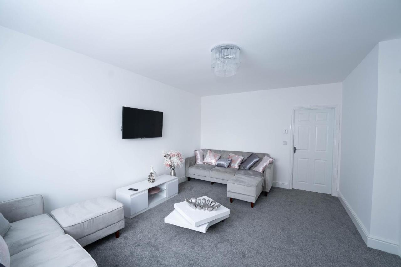 Entire Modern Home With Private Parking For 6/8 Persons Worksop Luaran gambar